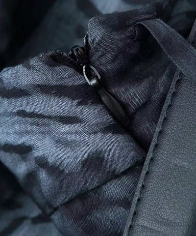 Detalhe do cós e do zíper lateral da saia midi estampada preta