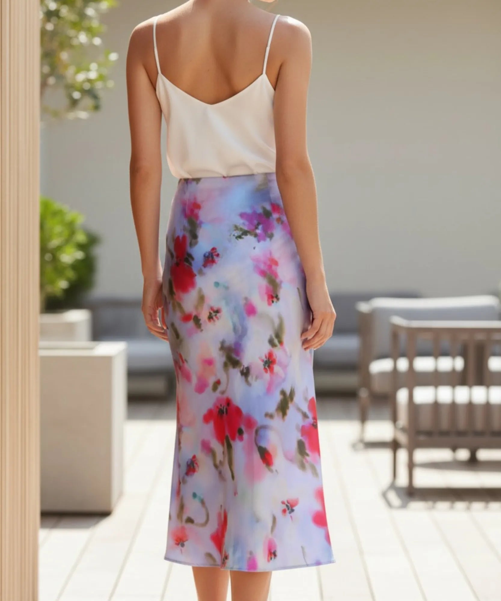 Detalhe do nó da amarração lateral em cetim floral lilás e rosa
