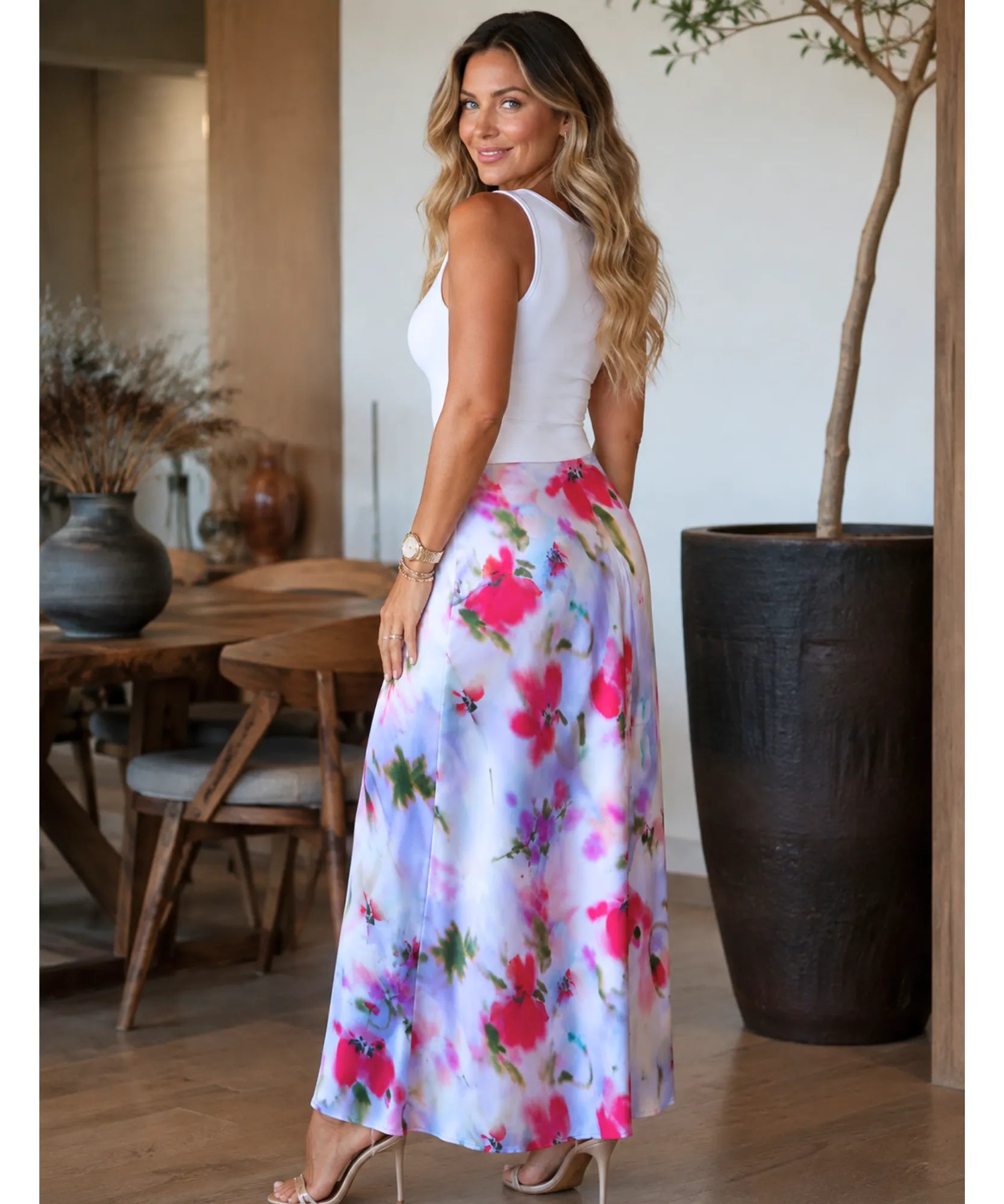Detalhe da fenda lateral da saia midi floral em cetim lilás com estampa floral rosa e verde