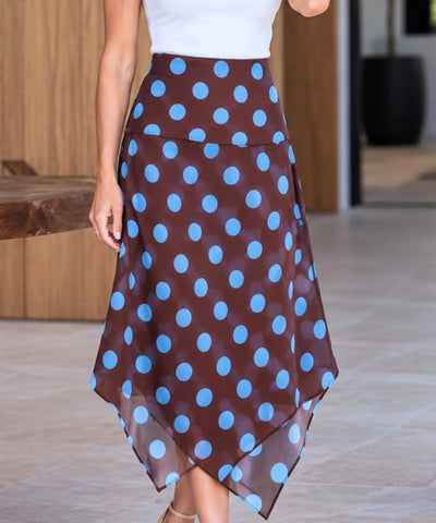 Saia midi poá marrom e azul combinada com blusa branca lisa, mostrando a peça usada sozinha
