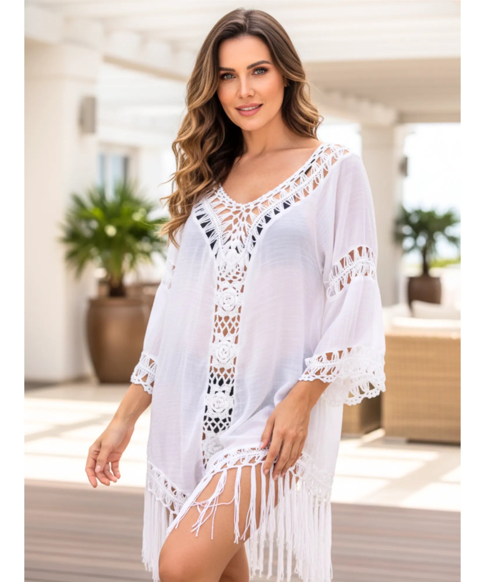 Comprar saída de praia crochê curta com franjas artesanal transparente decote V para piscina barato