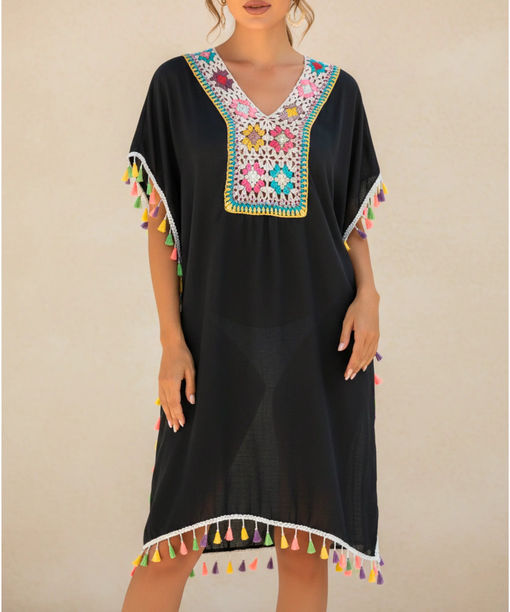  Comprar saída de praia curta com franjas coloridas e crochê artesanal barato