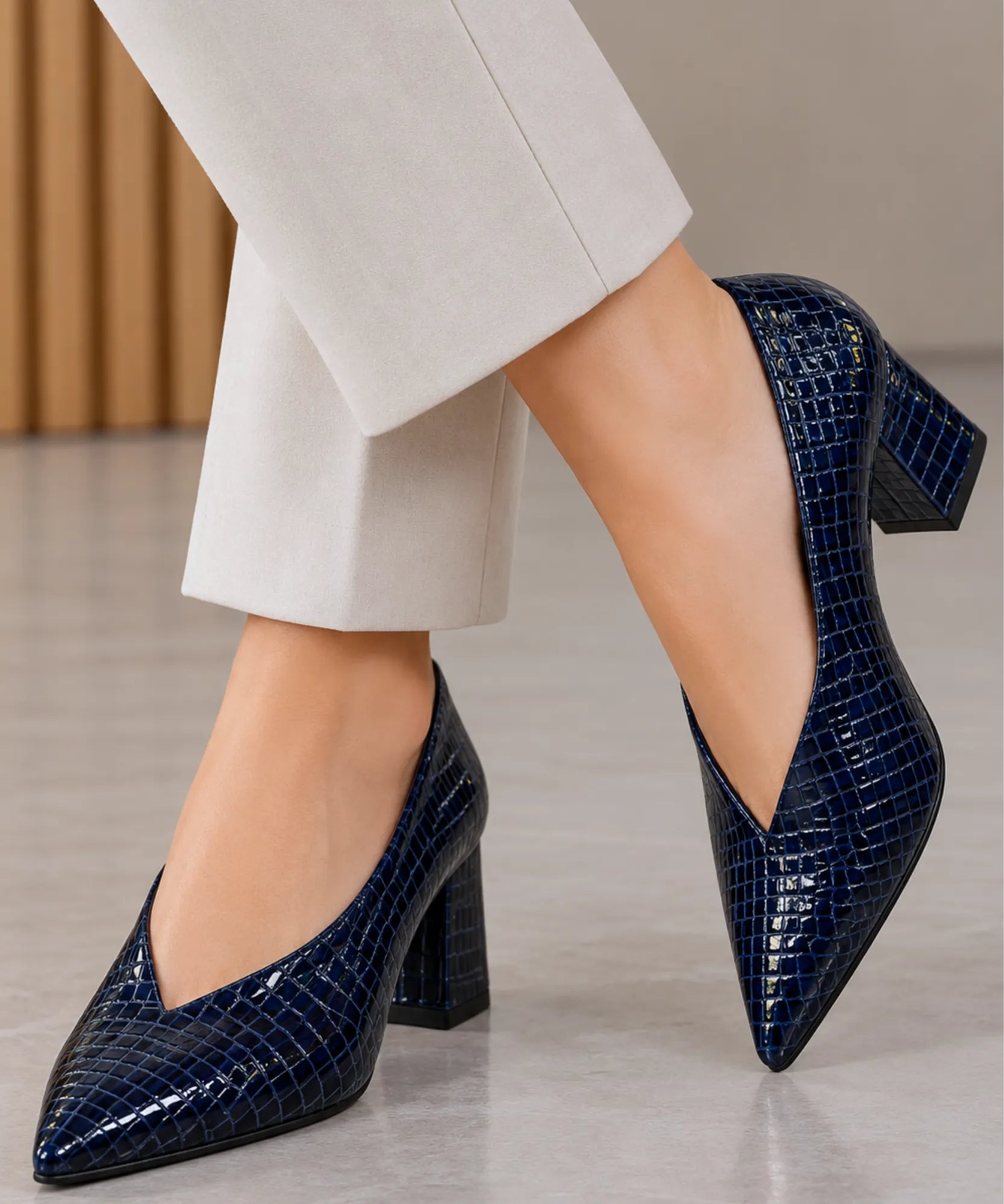 Scarpin azul marinho bico fino com calça clara