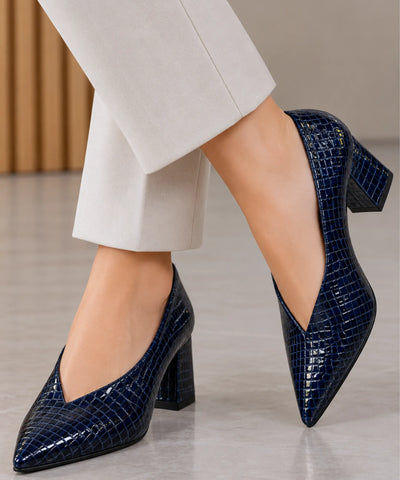 Scarpin azul marinho bico fino com calça clara