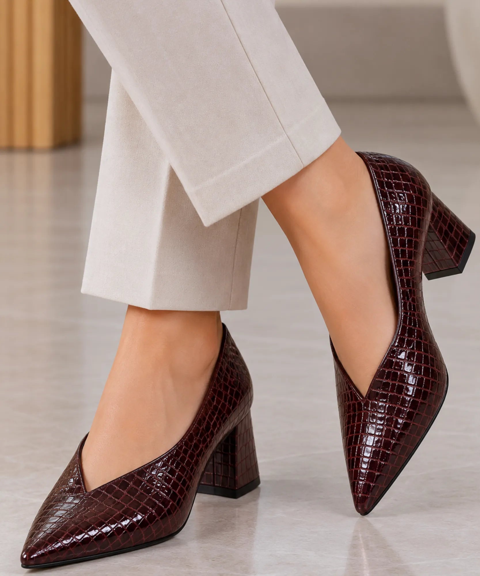 Scarpin vinho textura croco com calça off white