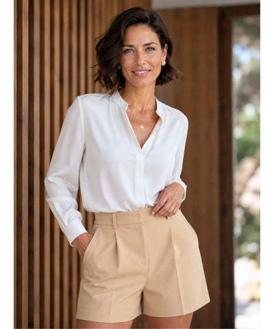 Short de alfaiataria feminino bege combinado com camisa branca de manga longa, look de trabalho