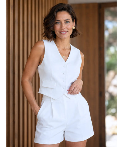 Short de alfaiataria feminino branco em conjunto com colete branco de alfaiataria