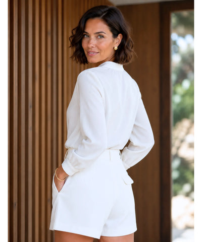 Short de alfaiataria feminino branco visto de costas, mostrando o cós estruturado e o caimento atrás