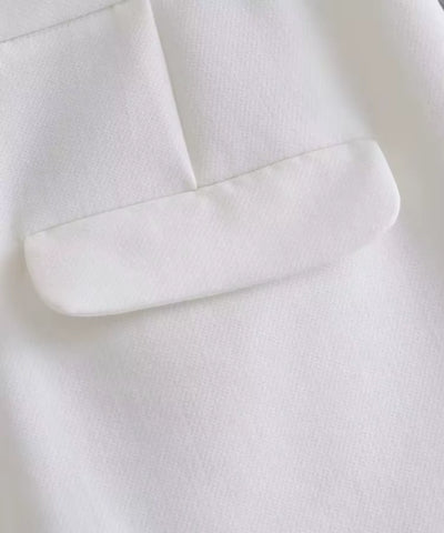 Detalhe do bolso lateral embutido e do acabamento das costuras do short de alfaiataria feminino off white