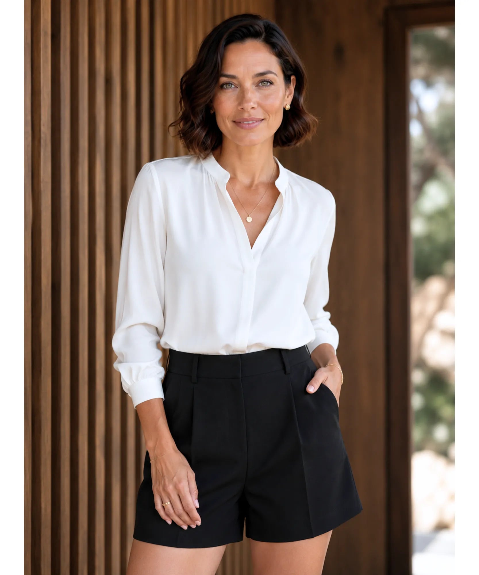 Short de alfaiataria feminino preto usado com camisa branca social, look executivo de verão