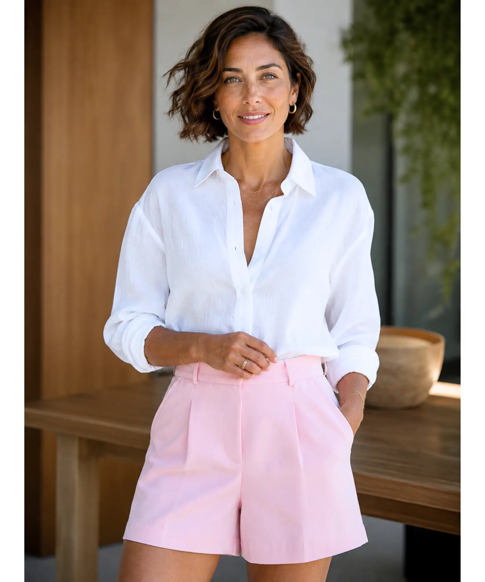 Short de alfaiataria feminino rosa claro combinado com camisa branca de linho, look casual chique