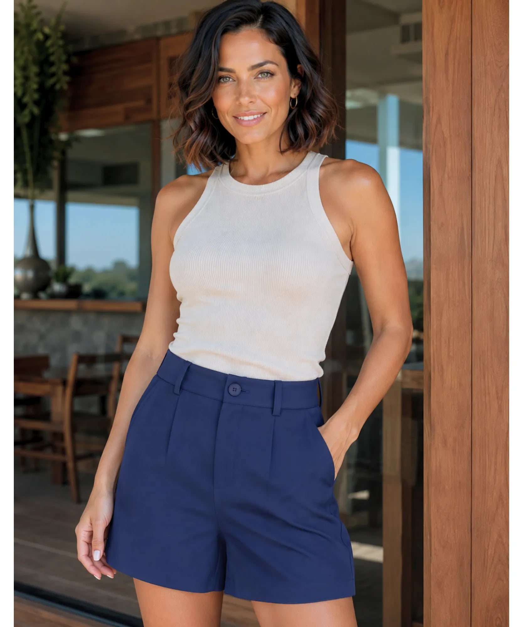 Shorts alfaiataria feminino azul marinho, vista de frente, corpo inteiro