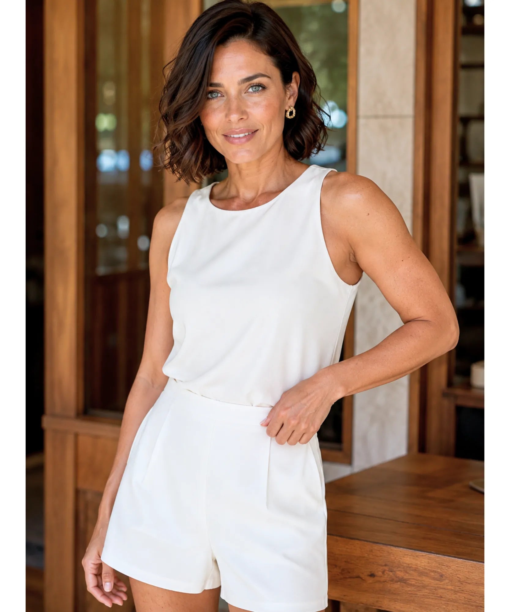 Look casual com shorts alfaiataria branco cintura alta e regata branca de alcas largas