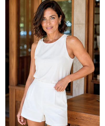Look casual com shorts alfaiataria branco cintura alta e regata branca de alcas largas