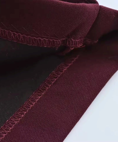 Detalhe das costuras reforcadas e do acabamento de alfaiataria do shorts saia feminino vinho