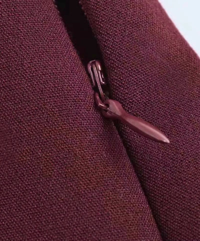 Detalhe do ziper lateral invisivel do shorts saia de alfaiataria feminino na cor vinho