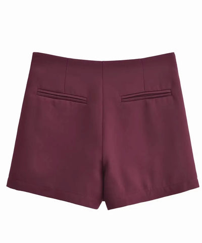 Shorts saia de alfaiataria feminino vinho visto de costas, com os bolsos traseiros embutidos