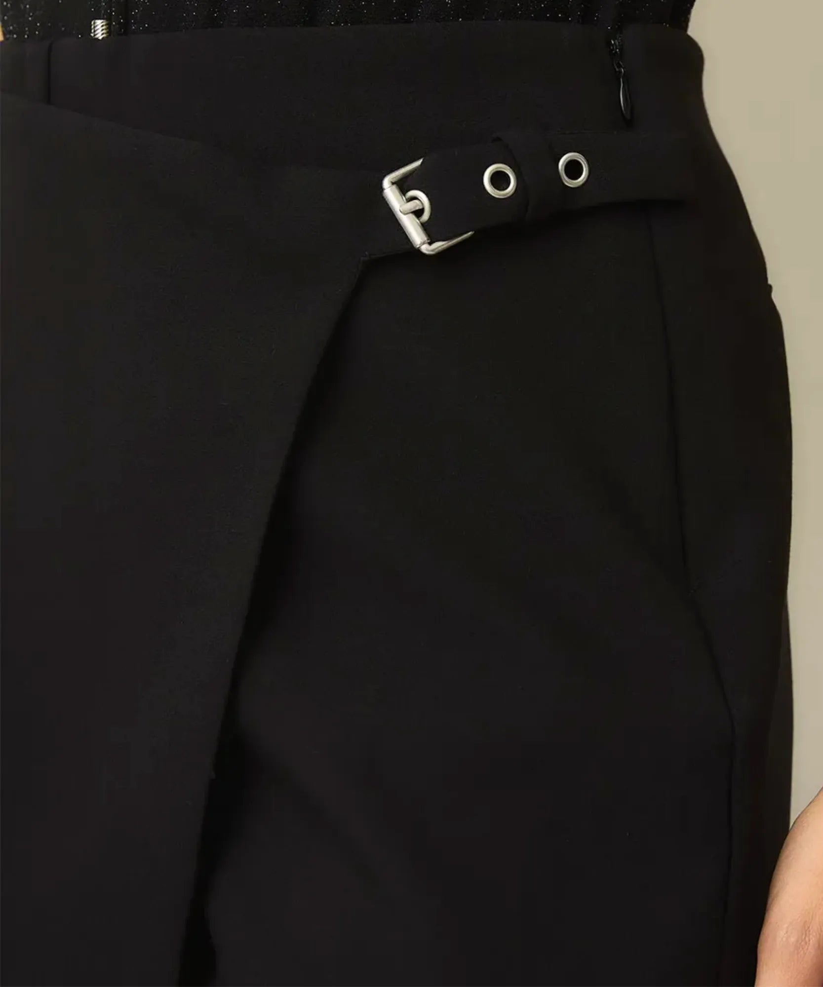 Comprar shorts saia alfaiataria detalhe da fivela lateral preto barato Anellimn