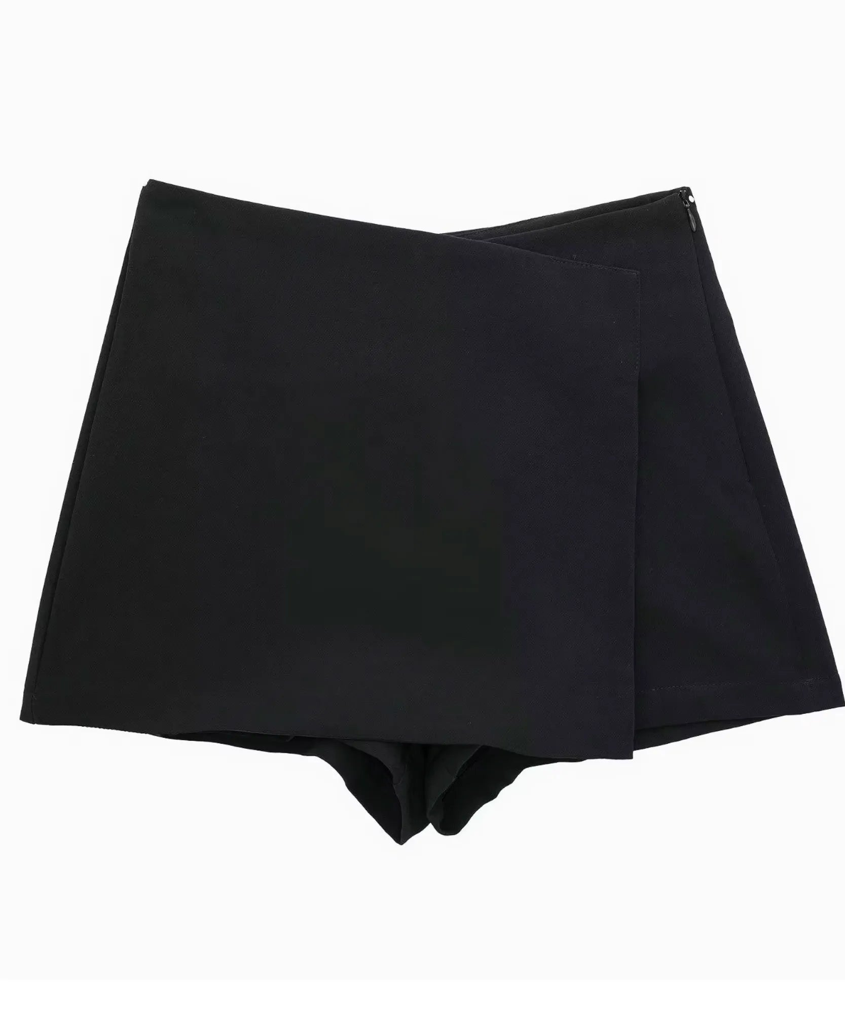 Shorts saia envelope preto fotografado aberto, mostrando o short embutido por baixo da sobreposição