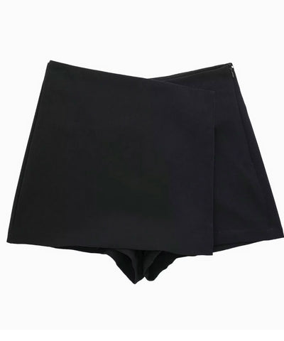 Shorts saia envelope preto fotografado aberto, mostrando o short embutido por baixo da sobreposição