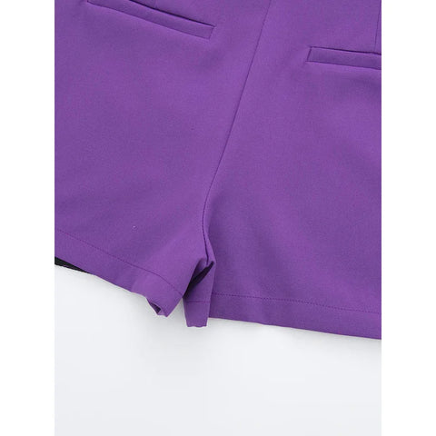 Detalhe das costas do shorts saia envelope roxo, com bolsos embutidos e barra reta