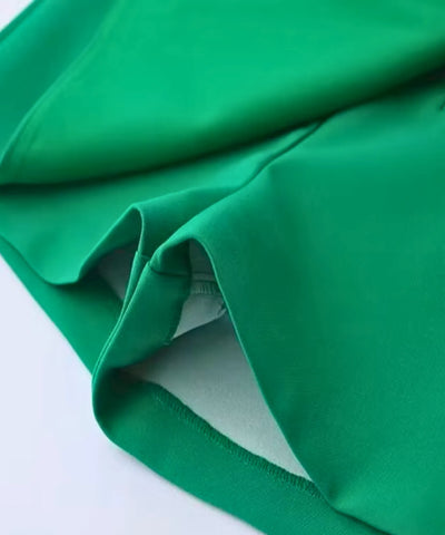 Shorts saia envelope verde detalhe do tecido e acabamento interno