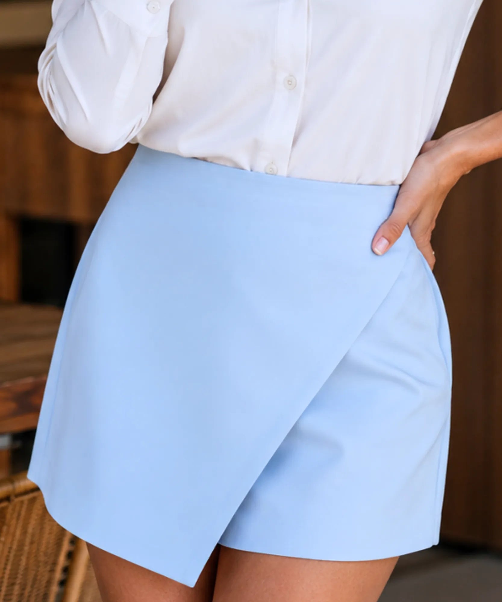 Shorts saia feminino alfaiataria cintura alta azul serenity, modelo usando de frente