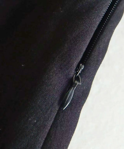 Detalhe do fechamento discreto e costura reforçada do shorts saia preto alfaiataria