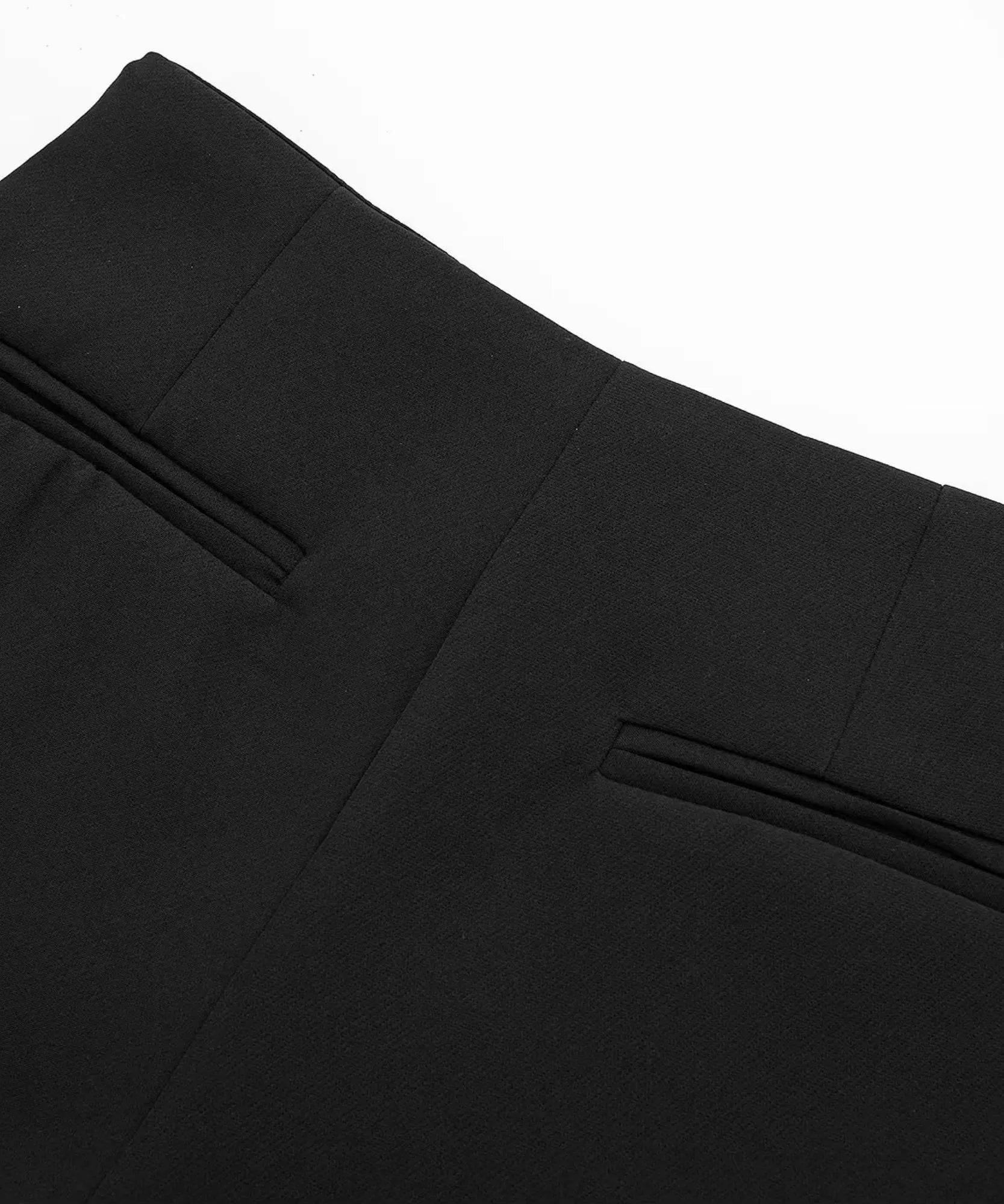 Detalhe do cós estruturado e bolso traseiro do shorts saia preto