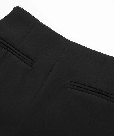 Detalhe do cós estruturado e bolso traseiro do shorts saia preto