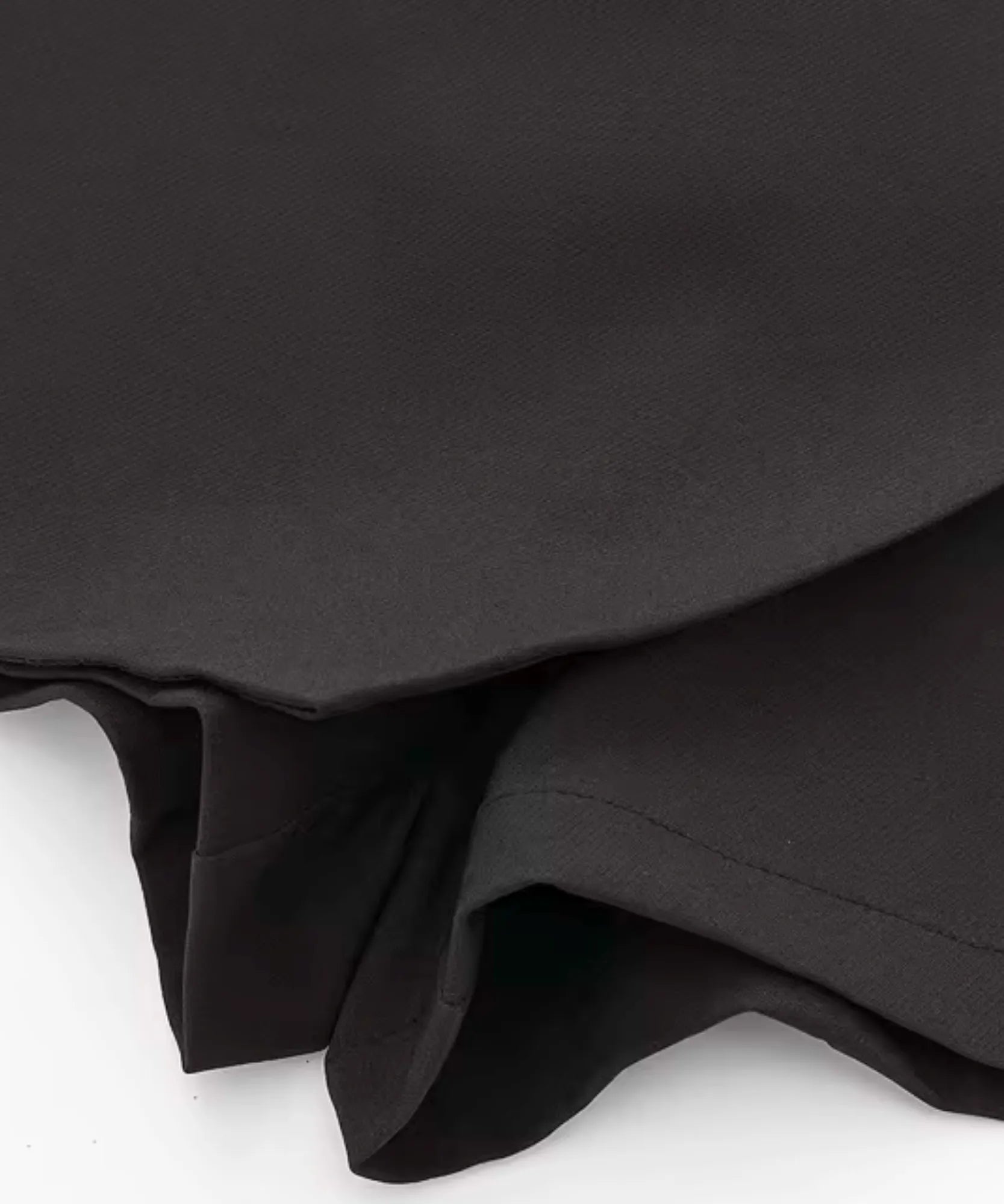 Detalhe do tecido alfaiataria encorpado do shorts saia preto