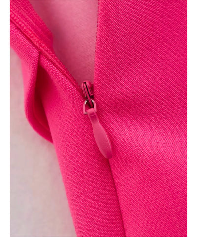 Detalhe do zíper lateral invisível do shorts saia feminino alfaiataria rosa