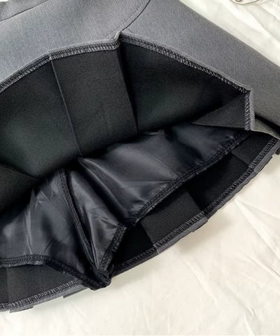 Detalhe do forro interno e do short embutido do shorts saia preto, peça dobrada mostrando o acabamento