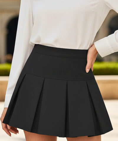 Shorts saia preto de alfaiataria com pregas largas e cós alto, vista frontal aproximada