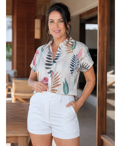 Shorts social feminino branco em look casual com blusa estampada