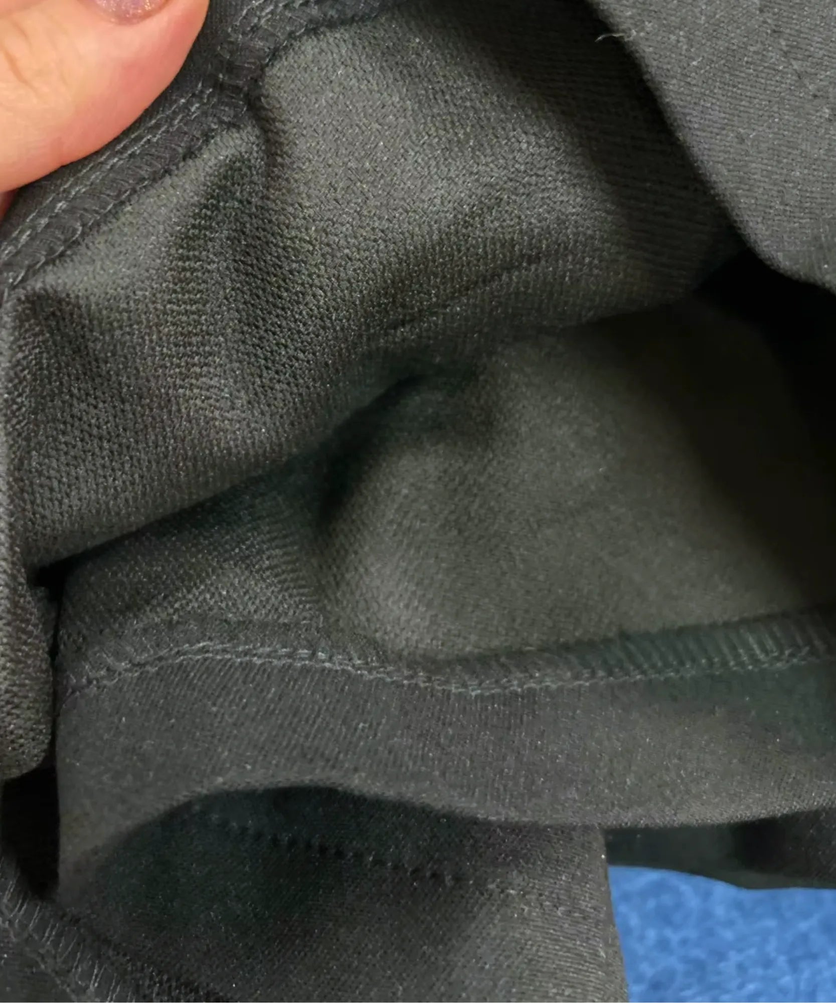 Detalhe da textura do tecido de alfaiataria do shorts social feminino preto