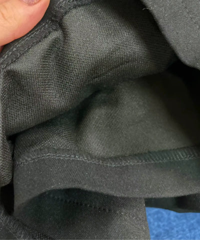 Detalhe da textura do tecido de alfaiataria do shorts social feminino preto