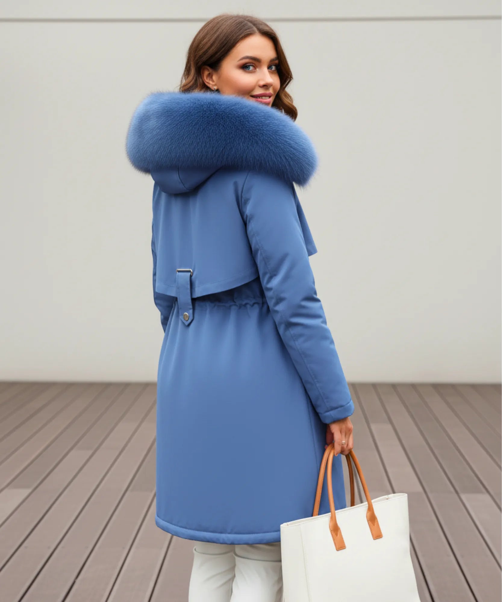 Comprar sobretudo feminino longo azul com forro aveludado, capuz e gola de pele para inverno rigoroso em promoção ZARA
