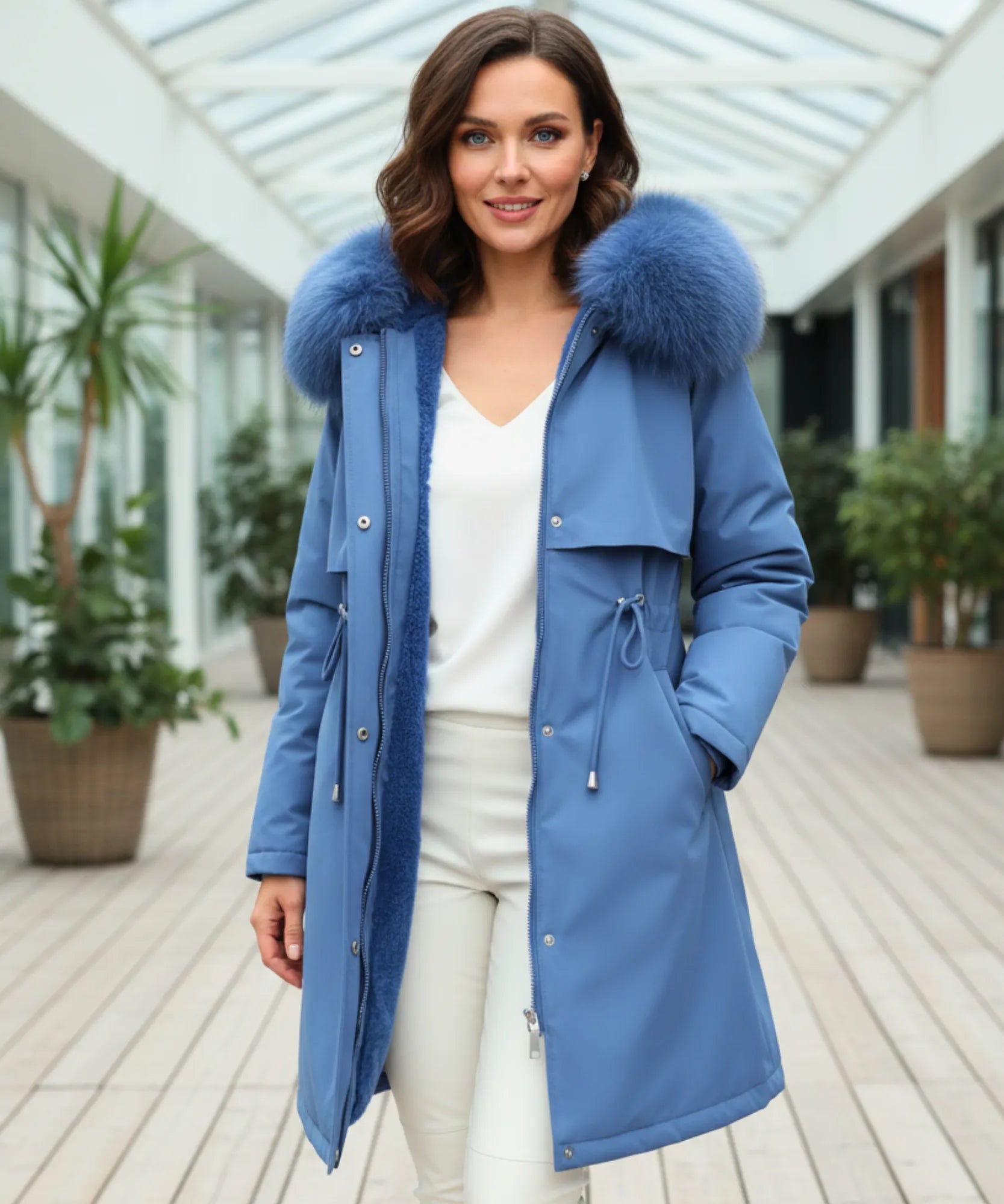 Comprar sobretudo feminino longo azul com forro aveludado, capuz e gola de pele para inverno rigoroso em promoção ZARA
