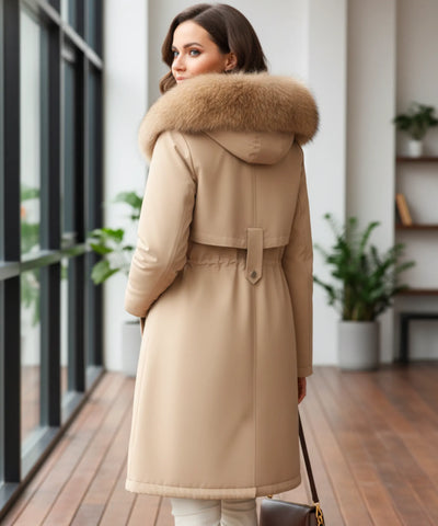 Comprar sobretudo feminino longo bege com forro aveludado, capuz e gola de pele para inverno rigoroso em promoção ZARA
