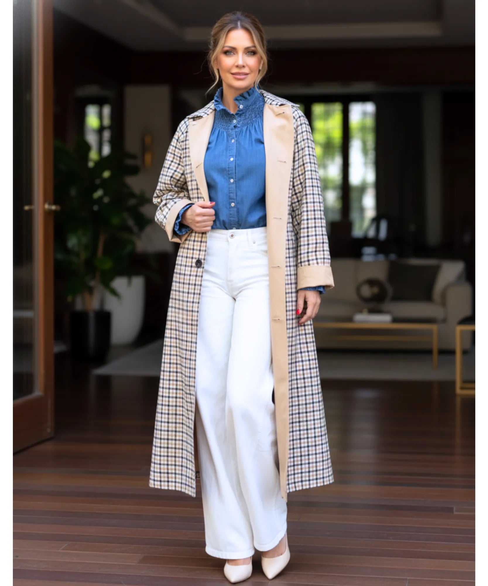 Comprar sobretudo feminino longo impermeável com forro xadrez e corte reto elegante para looks urbanos e dias de chuva com sofisticação barato ZARA