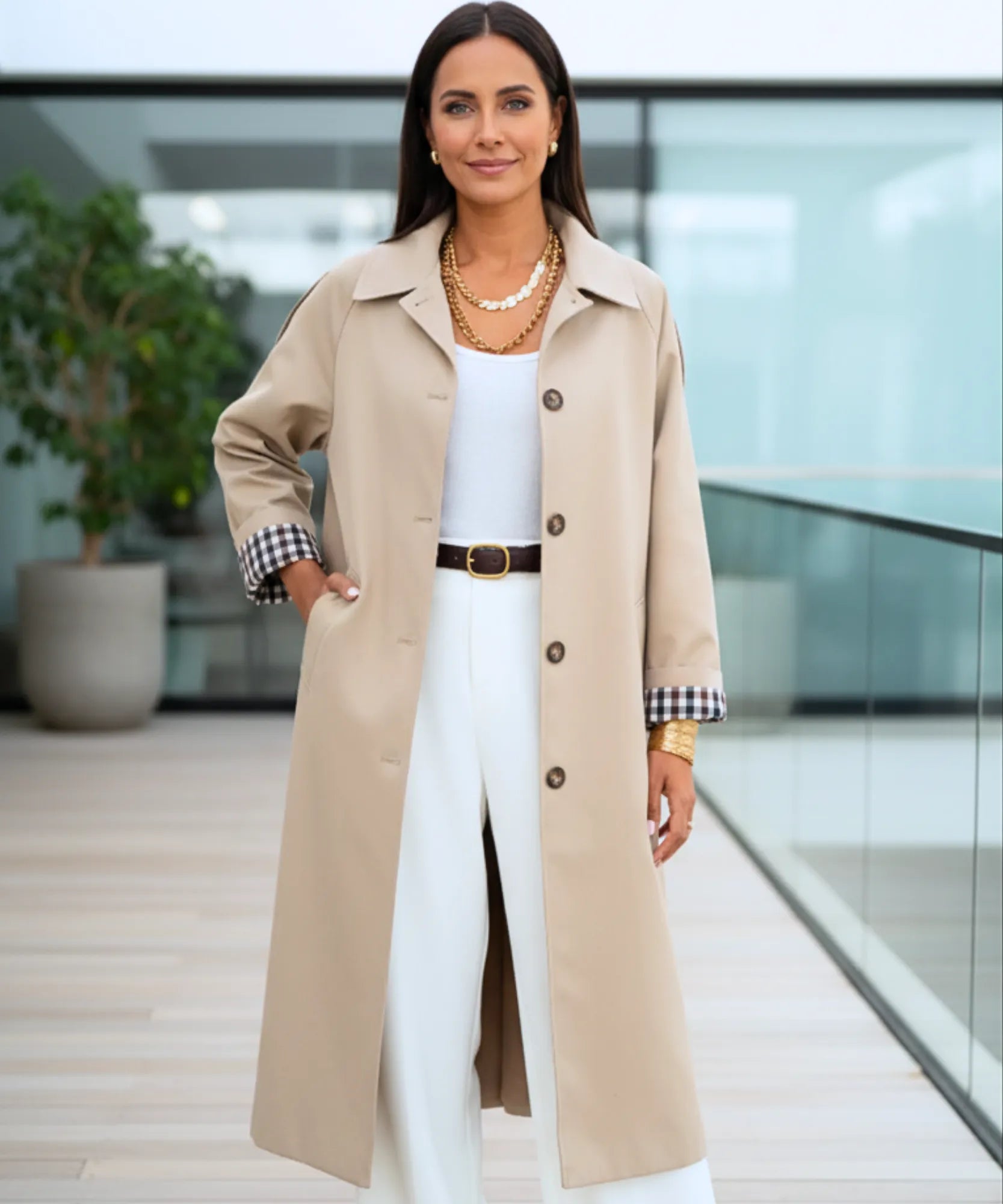 Comprar sobretudo feminino longo impermeável com forro xadrez e corte reto elegante para looks urbanos e dias de chuva com sofisticação barato ZARA