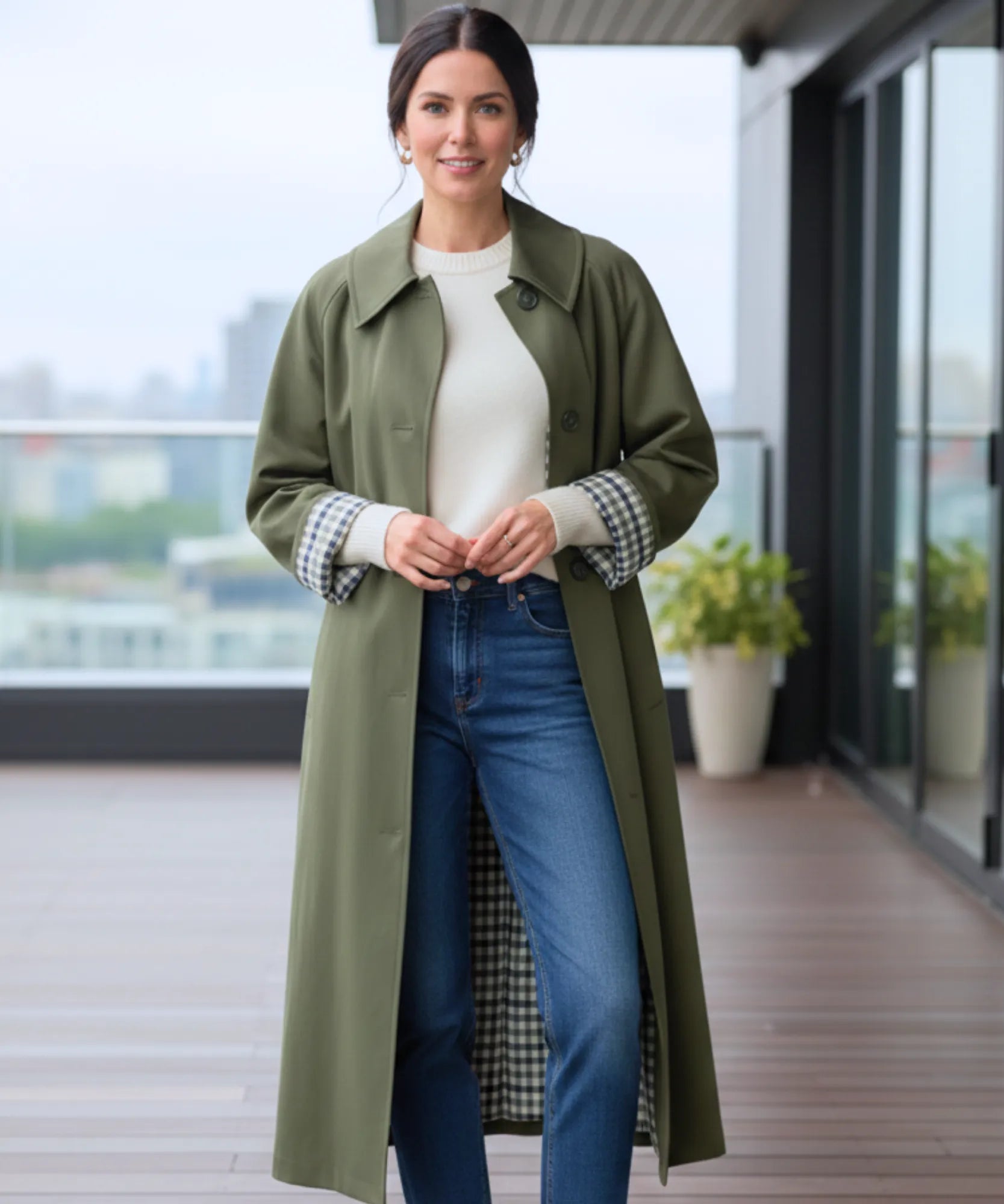 Comprar sobretudo feminino longo impermeável com forro xadrez e corte reto elegante para looks urbanos e dias de chuva com sofisticação barato ZARA