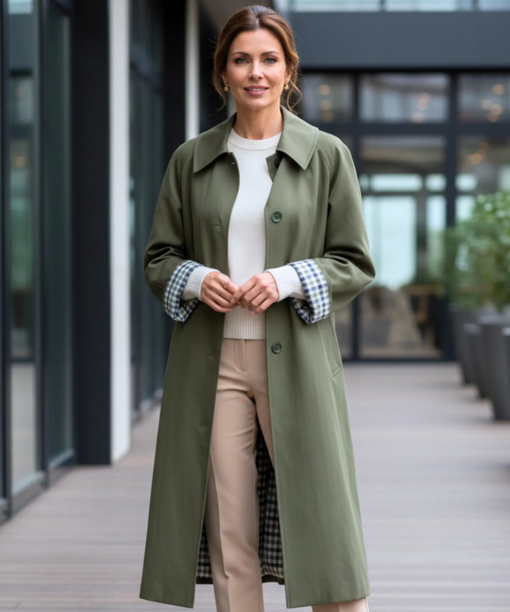 Comprar sobretudo feminino longo impermeável com forro xadrez e corte reto elegante para looks urbanos e dias de chuva com sofisticação barato ZARA