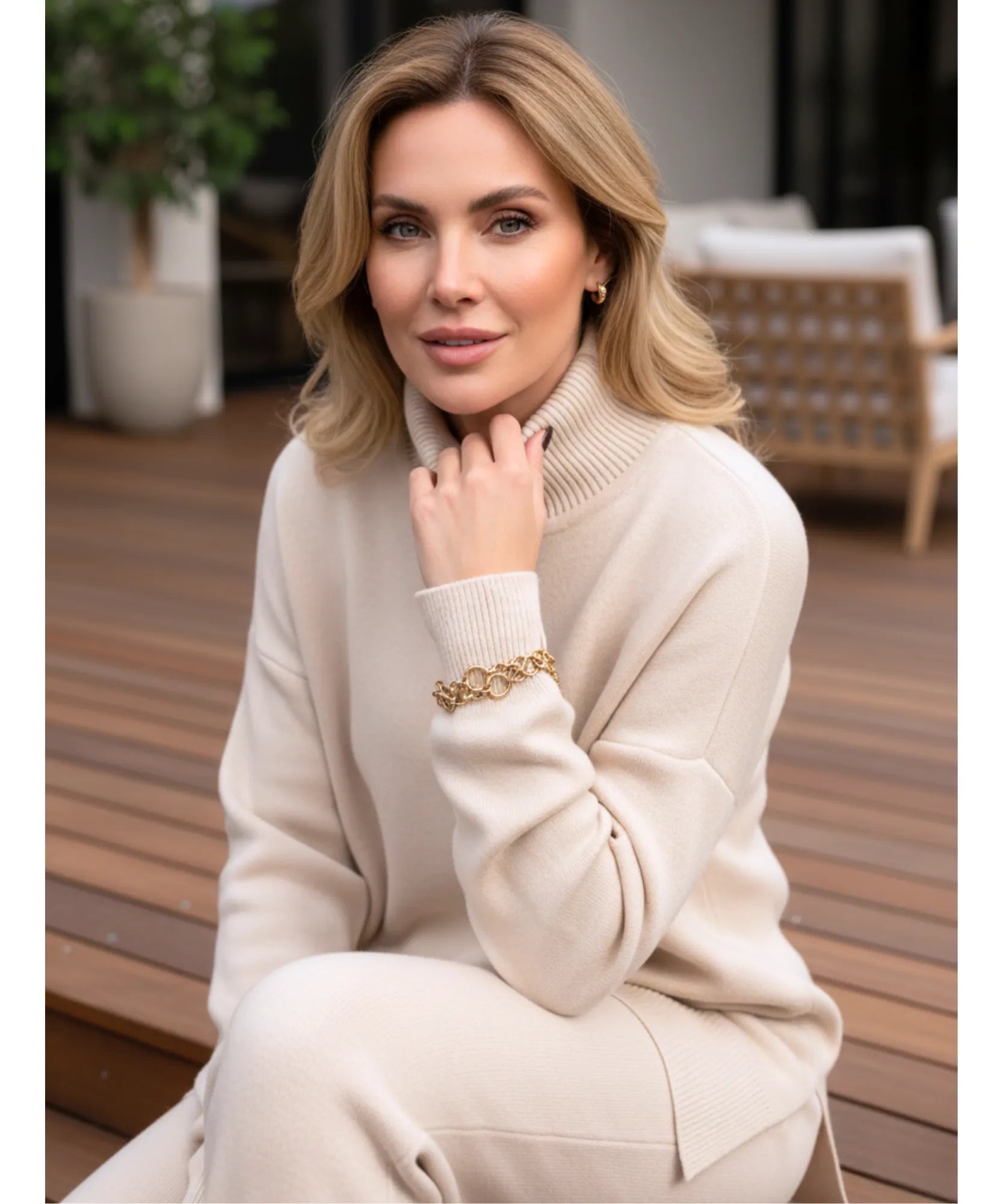 Comprar suéter feminino gola alta oversized fenda lateral manga longa tricot viscose em promoção ZARA