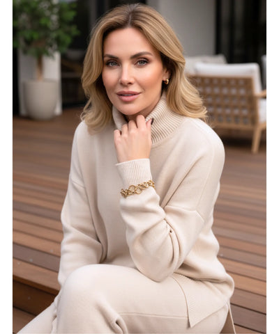 Comprar suéter feminino gola alta oversized fenda lateral manga longa tricot viscose em promoção ZARA