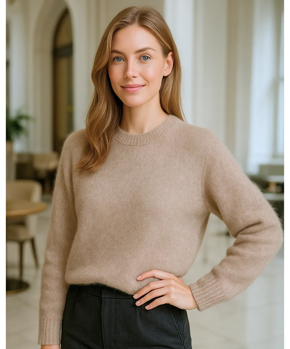 Comprar suéter feminino de tricot grosso bege peluciado com gola redonda para looks elegantes de inverno em promoção ZARA
