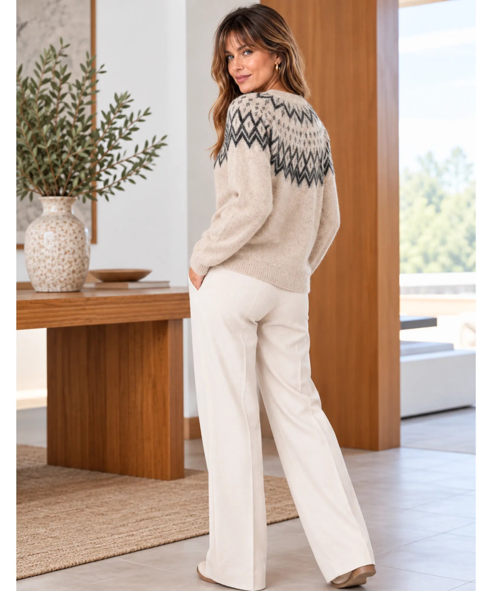 Suéter feminino tricot oversized bege com estampa nórdica, vista de costas em corpo inteiro