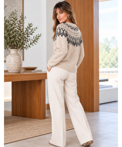 Suéter feminino tricot oversized bege com estampa nórdica, vista de costas em corpo inteiro