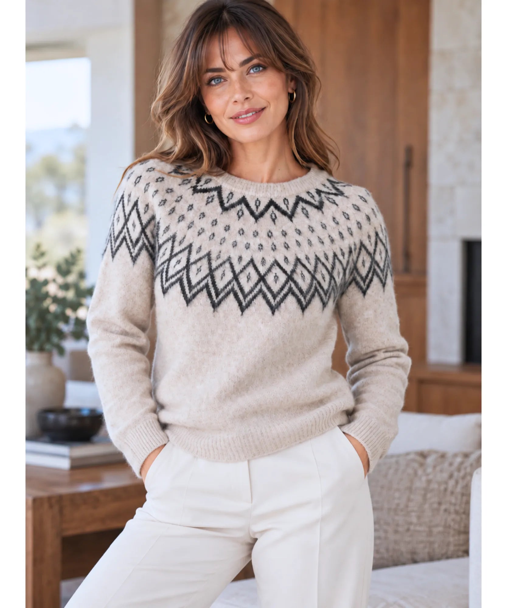 Suéter feminino tricot oversized bege com estampa nórdica, modelo com as mãos nos bolsos